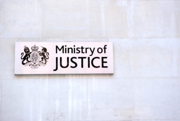 Lire la suite à propos de l’article Le gouvernement britannique affirme que les services juridiques sont essentiels à l’État de droit et à un régime de sanctions efficace