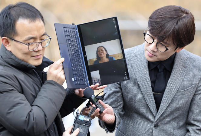 Ryu Young-suk s’exprime en vidéo-conférence lors d’une conférence de presse tenue à l’extérieur d’un tribunal de Séoul, le 7 février 2023.