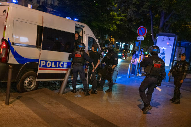 Un jeune homme se fait arrêter par la police sur l'avenue des Champs-Elysées, à Paris, après des émeutes consécutives à la mort de Nahel, dans la nuit du 1er au 2 juillet 2023.