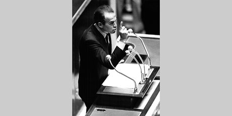 À la tribune de l’Assemblée nationale lors du débat sur le projet de loi d’abolition de la peine de mort, le 17 septembre 1981.