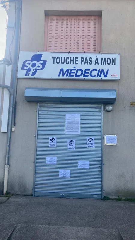 You are currently viewing Dernière actu toute fraiche : après les agressions de médecins à Auxerre, un collectif manifeste devant le tribunal